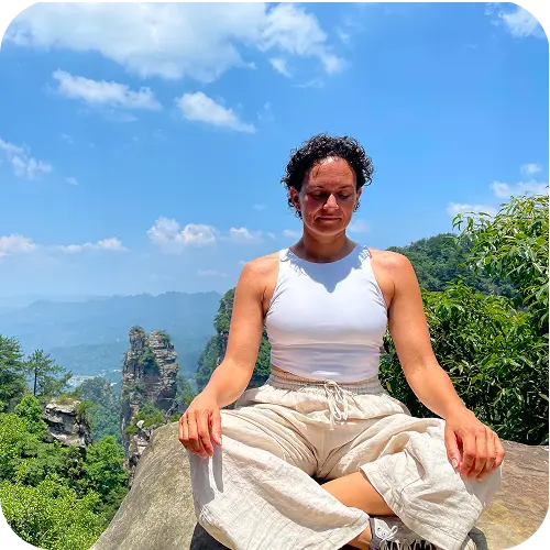 María Hernando meditando al aire libre