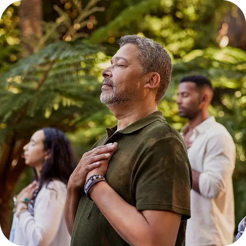 Personas practicando en comunidad